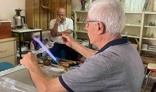 70 yaşındaki adam laboratuvar için ürettiği camları şimdi sanat için şekillendiriyor