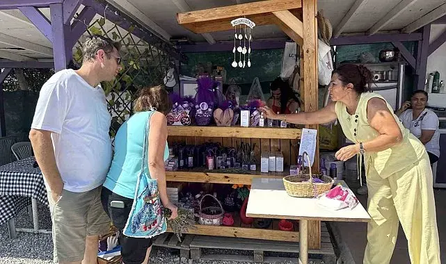 "Makasını getir, çiçeğini götür" etkinliğiyle lavanta tarlasında ziyaretçi akını