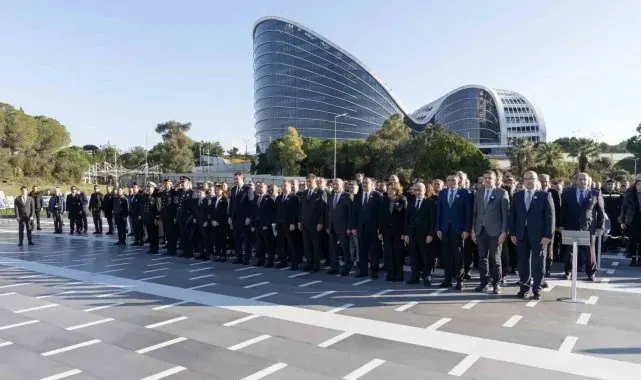 Azerbaycan halkının Ulusal Lideri Haydar Aliyev vefatının 21'inci yıl dönümünde törenle anıldı