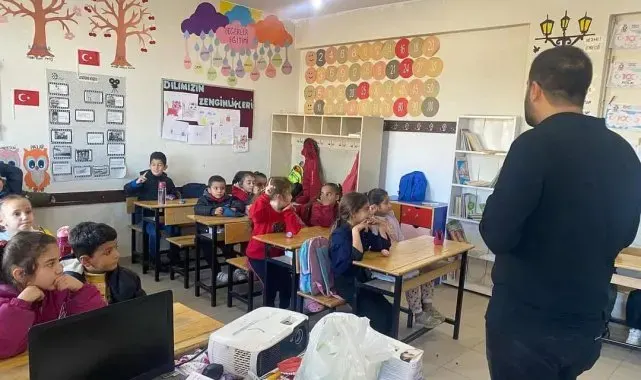 Batman'da köy okullarındaki öğrencilere ağız ve diş sağlığı eğitimi verildi