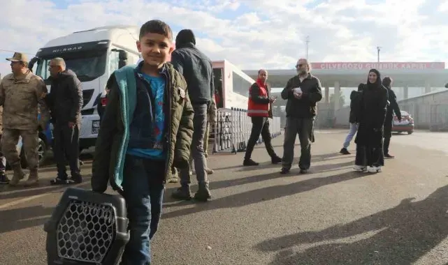 Suriyeli Ahmet kedisi 'Esmer' ile memleket yolunda