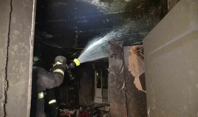 Anne ve 2 çocuğu yangından kurtuldu, odaları küle döndü