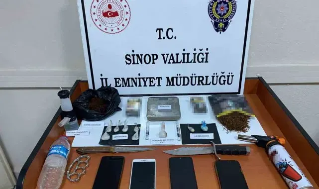 Şüphe üzerine durdurulan otomobilden uyuşturucu madde ve kesici alet çıktı: 3 tutuklama