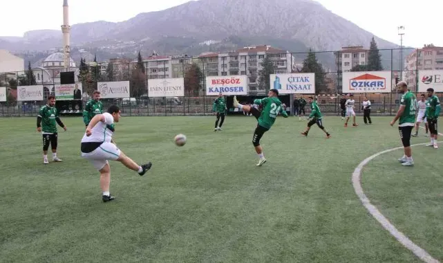 Amasyasporlu futbolcular, maç yaptıkları engelli taraftar Semih ve arkadaşlarını sevindirdi