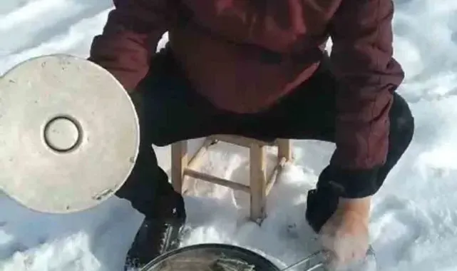 Bayburtlu vatandaşın eksi 10 derece havada hamsi tava ve horon keyfi