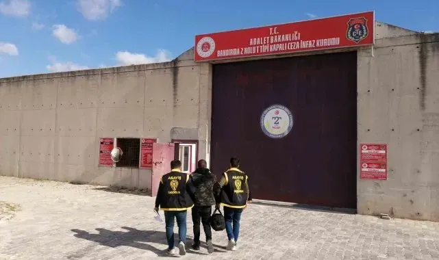 Polis, müşteri kılığında girdiği dükkanda 22 yıl kesinleşmiş hapis cezası bulunan şahsı yakaladı