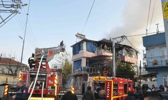 Manisa'da 3 katlı binada çıkan yangın korkuttu