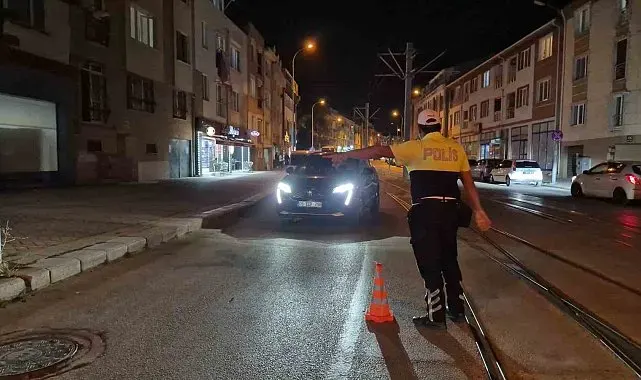 Eskişehir'de 25 polis ekibinin katılımı ile asayiş ve trafik uygulaması