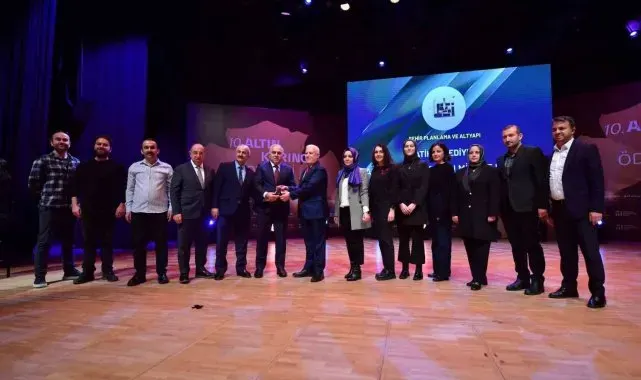 Fatih Belediyesi'nin Kara Surları Millet Bahçesi Projesi'ne 'Altın Karınca Ödülü'