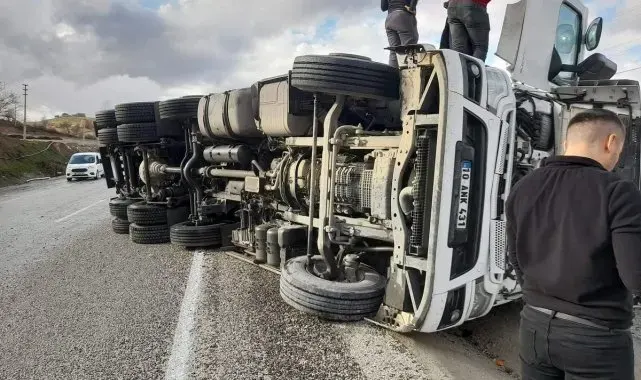 Tır kayganlaşan yolda devrildi; 1 yaralı