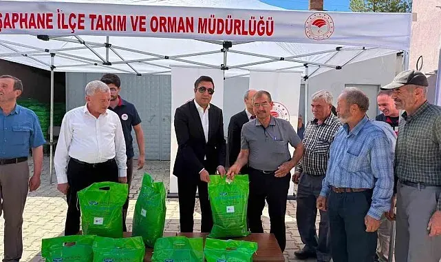 Şaphane'de kiraz ve vişne üreticilerine bordo bulamacı desteği