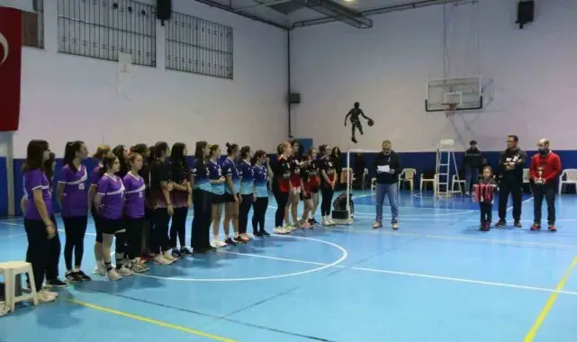 Kütahya'da 'Kız Öğrenciler Arası Badminton Turnuvası'nda şampiyonlar ödüllerini aldı