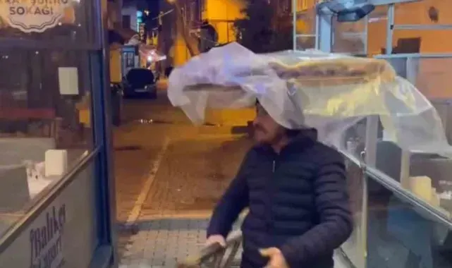 Müziği duyunca dans ederek simit sattı