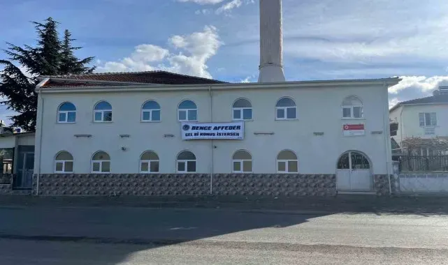Eskişehir'deki Yavuz Camii'nin duvarına "Bence affeder, gel konuş istersen" pankartı asıldı