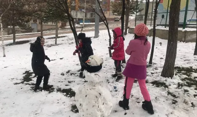 Bayburt'ta çocukların kar eğlencesi