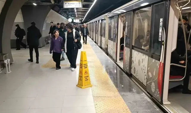 Yenibosna'da metro istasyonunun tavanından sular aktı