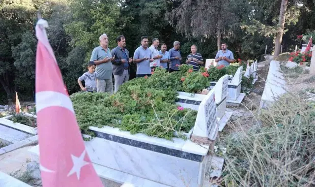 'Asrın felaketi'nde 500'e yakın insanın hayatını kaybettiği mahallede depremin gerçekliğini mezarlık gösteriyor