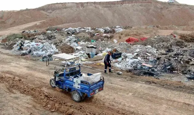 Çöpleri boş araziye atıp yakarak vatandaşın zehir solumasına neden oluyorlar