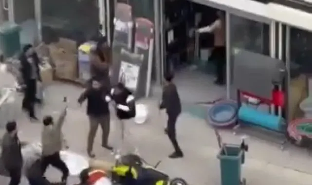 Şanlıurfa'da kazma kürek ve silahla iş yerine saldırı kamerada: 2 yaralı