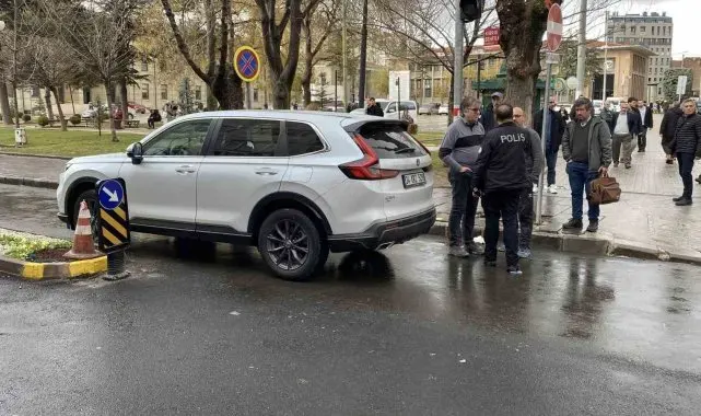 Aracın aynasının çarpması sonucu yere düşen adam başından yaralandı