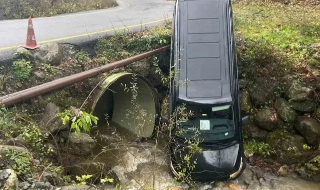 Sakarya'da yabancı turistleri taşıyan minibüs dere yatağına düştü: 3 yaralı