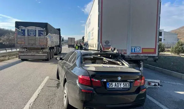 Lüks otomobil tırın altına girdi: 1 yaralı