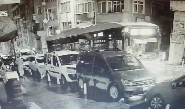 Kağıthane'de İETT otobüsü çöken yola düştü: O anlar kamerada