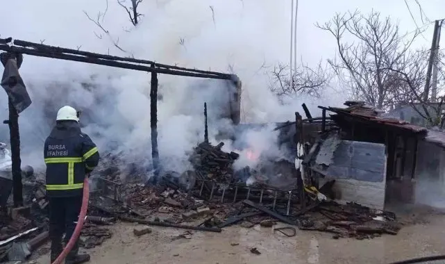 Bursa'da 2 katlı ev alev alev yandı
