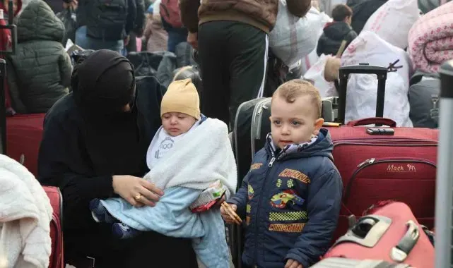 Suriyeliler Cilvegözü'nden yurtlarına dönüyor