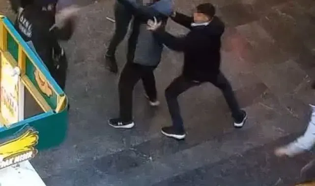 Alışveriş merkezinde güvenlik görevlileri ile gençler arasında tekme tokat kavga kamerada