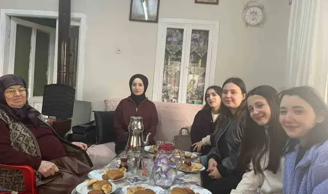 Üniversiteli gençler yaşlı çınarlar ve kardeşlerini unutmadı