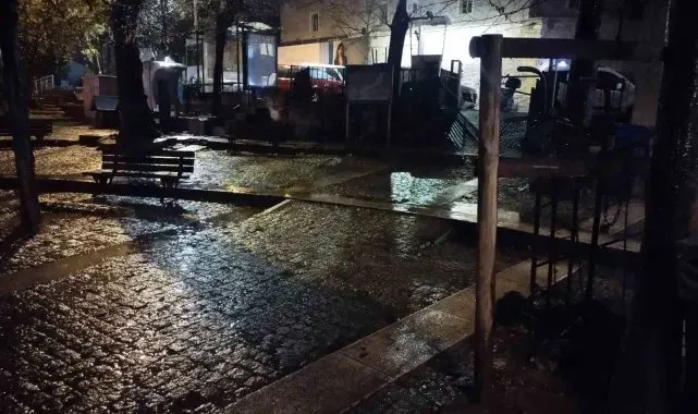 İstanbul'da sağanak yağış gece saatlerinde de etkisini sürdürüyor