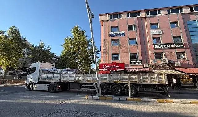 Erzincan'da tırın dorsesi aydınlatma direğine çarptı