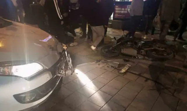 Otomobil ile motosikletin çarpıştığı kaza güvenlik kamerasında: 2 yaralı