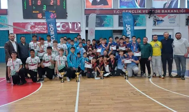 Fatih Ortaokulu voleybolda şampiyon oldu