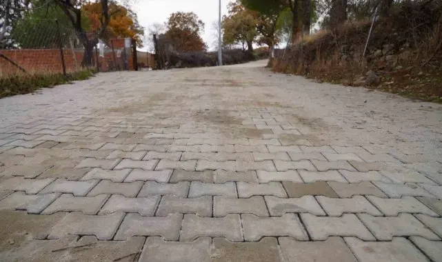 Ayvalık'ta 4 kırsal mahalleye 4 bin metrekare kilit parke taşı döşendi