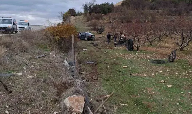 Isparta'da ehliyetsiz sürücünün kullandığı araç bahçeye uçtu: 1 yaralı