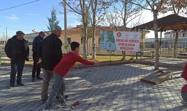 Çocuklar geleneksel sokak oyunları ile eğlendi