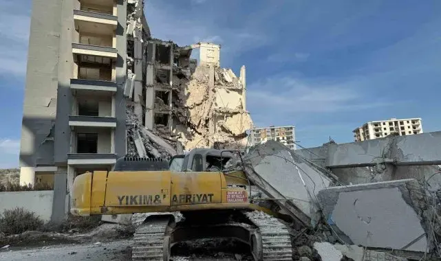 11 katlı binanın yıkımında iş makinesi operatörü yaralandı