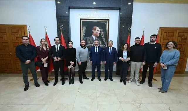 Eskişehir'de basın mensupları Vali Aksoy'dan kartlarını teslim aldı