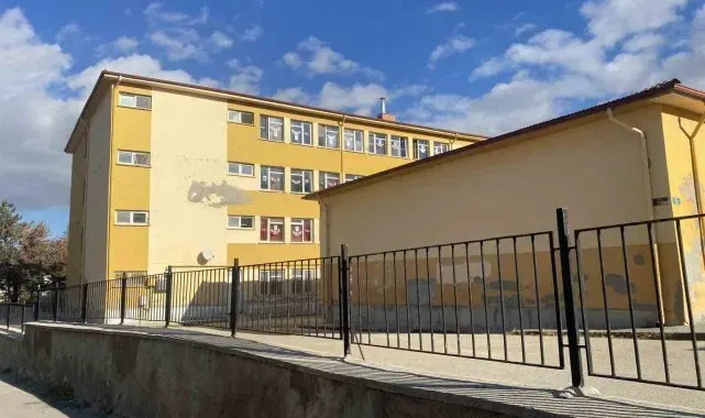Bakımsız kalan ortaokulun dış cephesi dökülüyor