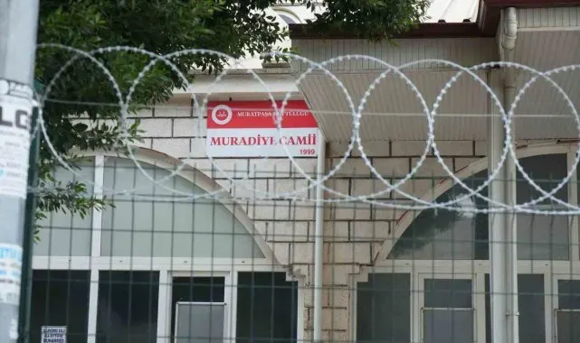 Madde bağımlıları sebebiyle camiye girmeye çekinen cemaat, cami duvarını dikenli telle çevirdi