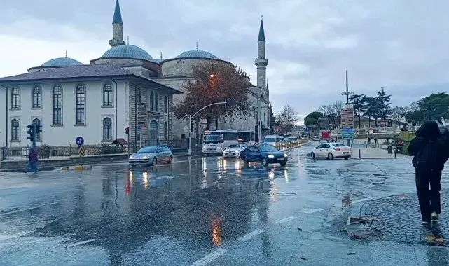 Şiddetli yağmur Edirne'de hayatı olumsuz etkiledi