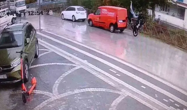 Motosikletliye takla attıran kaza kamerada