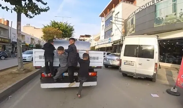 Mersin'de kamyonetin arkasına asılan çocukların tehlikeli yolculuğu