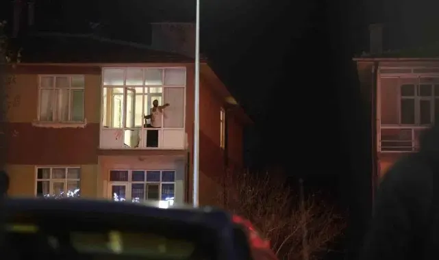 Bunalıma giren şahıs polise direndi: Evinin camlarını kırıp sokağa fırlattı