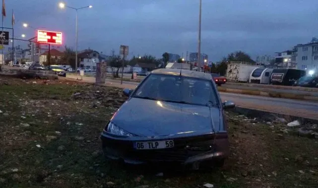14 yaşındaki çocuğun kullandığı araç kaldırımda yürüyen aileye çarptı: 1'i bebek 3 yaralı