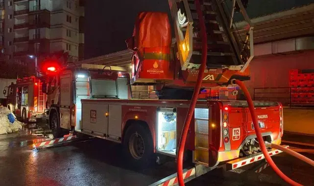 Ümraniye'de AVM'de korkutan yangın