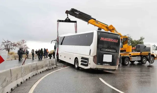 Muğla'da kaza yapan otobüs trafiği felç etti