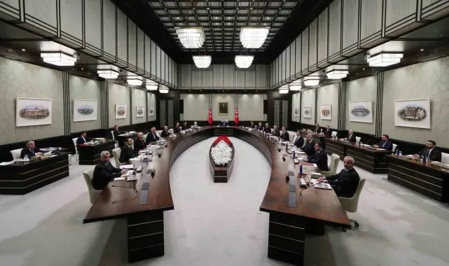 Cumhurbaşkanı Recep Tayyip Erdoğan başkanlığındaki kabine toplantısı Beştepe'de başladı.